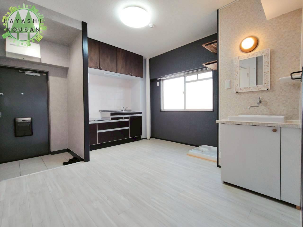 居室・リビング　白が基調の床で明るい雰囲気のダイニング