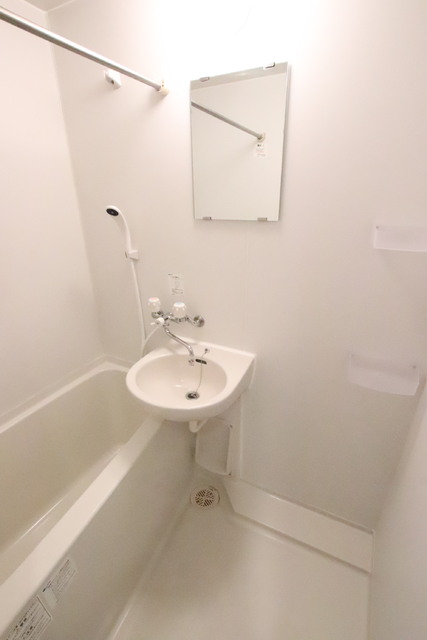 バス・シャワールーム　◆洗濯物が掛けられる物干竿あり◆