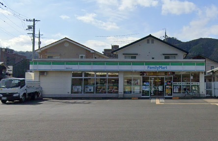 コンビニ　ファミリーマート舞鶴南田辺店（コンビニ）まで744m