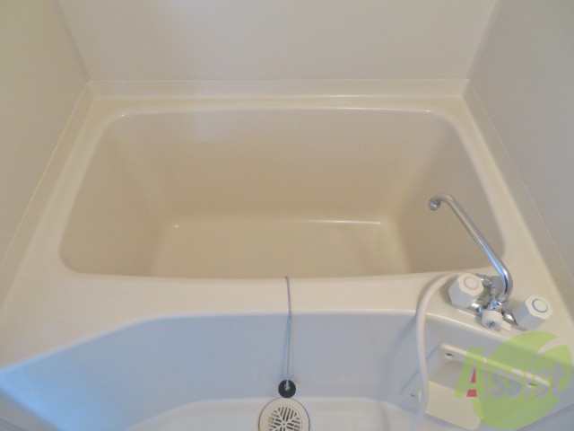 バス・シャワールーム　バスルームは狭すぎず、シャワーも浴びやすそうです。
