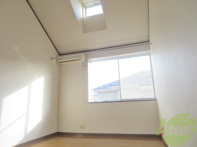 居室・リビング　６帖の洋室です。広々として、きれいですね。