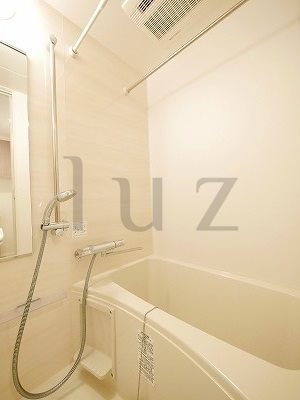 バス・シャワールーム　清潔感のあるバスルームです。