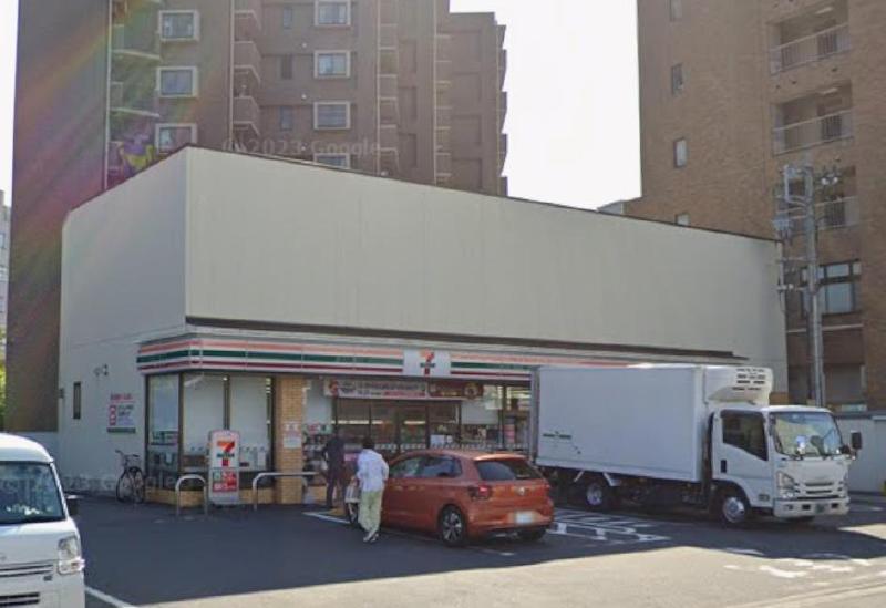 コンビニ　セブンイレブン（コンビニ）まで300m