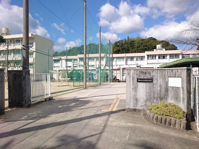 中学校　高知市立朝倉中学校（中学校）まで1931m