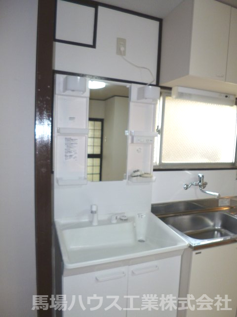 洗面設備　ゆったりとスペースのある洗面所