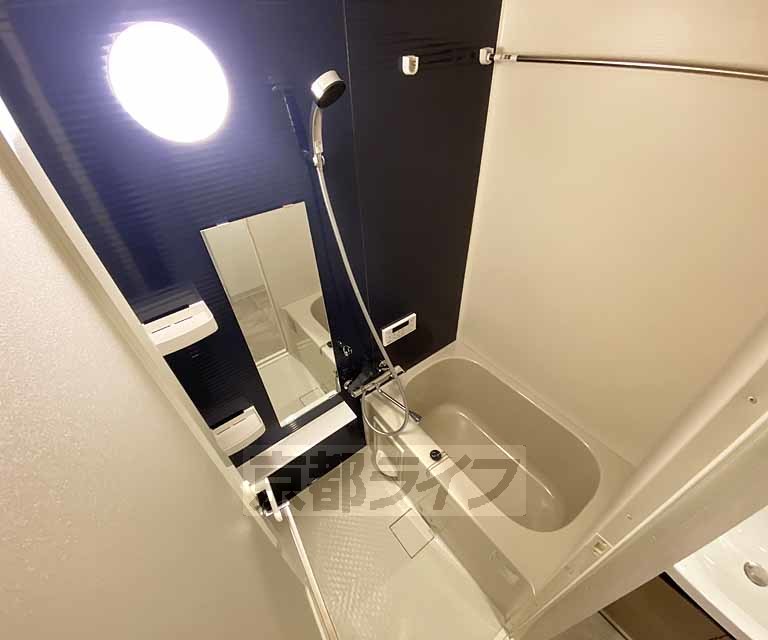 バス・シャワールーム　浴室乾燥機を備えたバスルームです。