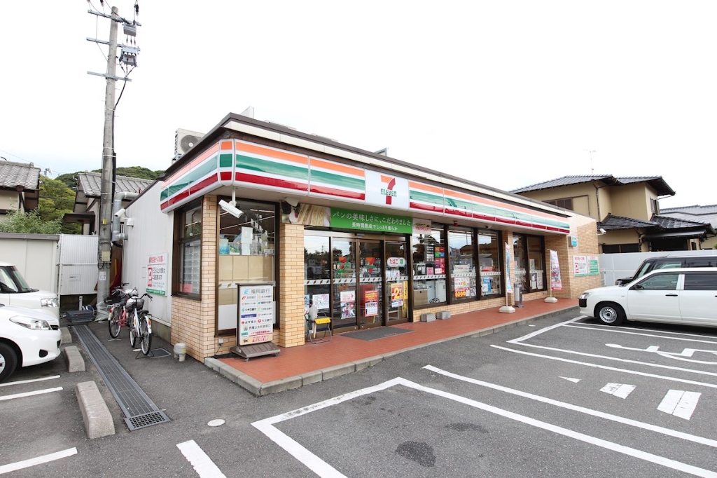コンビニ　セブンイレブン 古賀花鶴丘2丁目店（コンビニ）まで326m