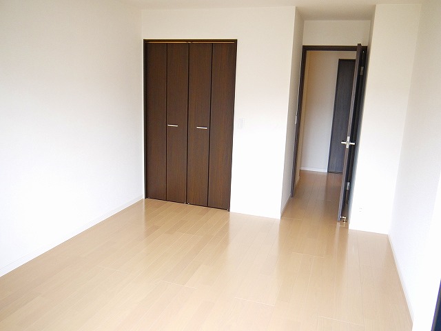 その他部屋・スペース　開放的な寝室です