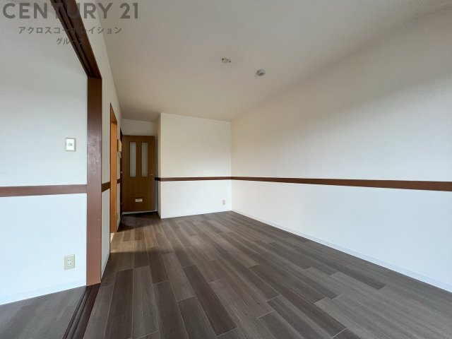 居室・リビング　床色が落ち着いた色合いで綺麗です♪