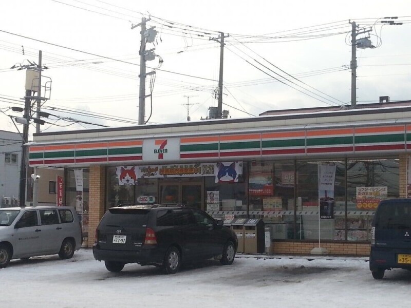 コンビニ　セブンイレブン月寒東5条店（コンビニ）まで329m