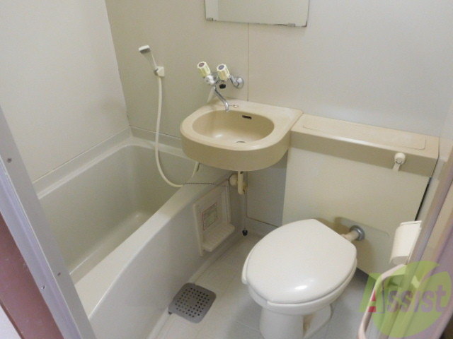 バス・シャワールーム　鏡付きのとってもきれいなお風呂です