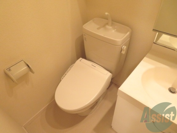 トイレ　トイレはウォシュレット付きです。洗面台と同室となっております