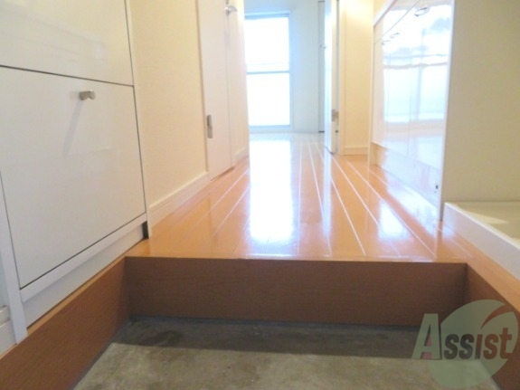 玄関　玄関はお客様が来ても安心の広さですね。段差に注意です