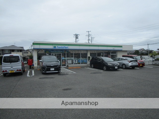 コンビニ　ファミリーマート（コンビニ）まで554m