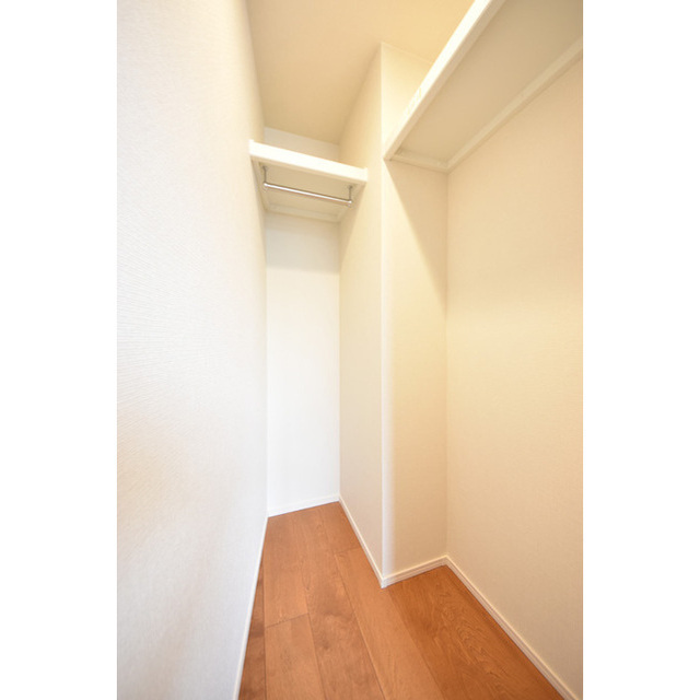 収納　明るい色調の室内です