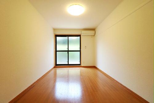 眺望　窓が大きく隣家と距離がある為、お部屋の明るさは十分です！