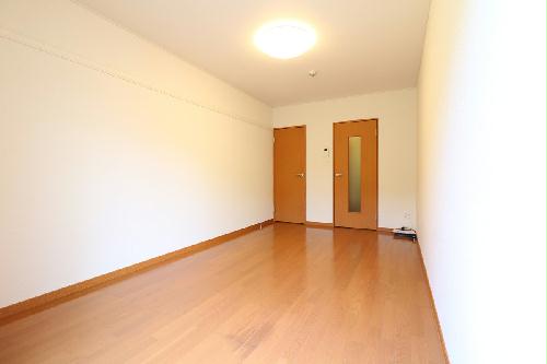 居室・リビング　１Ｆはフローリング仕様　２Ｆ以上は絨毯仕様となります。