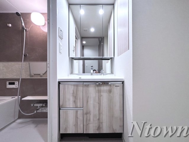 洗面設備　独立洗面台、小物を置くことができて便利です