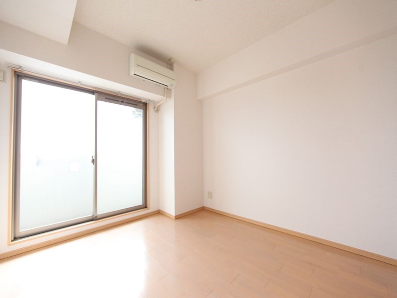 バルコニー　洋室7.5帖　エアコン完備　バルコニー