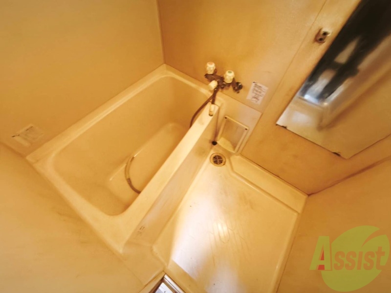 バス・シャワールーム　バスルームは狭すぎず、シャワーも浴びやすそうです。