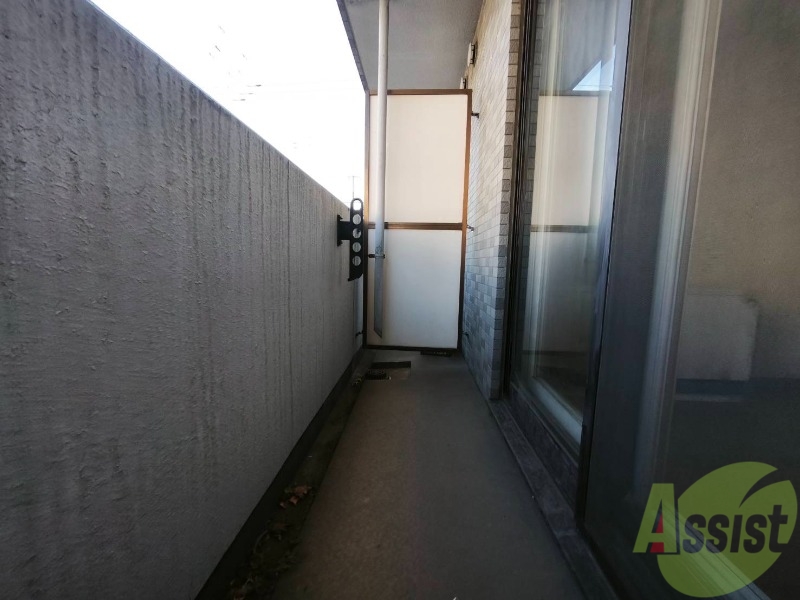 バルコニー　バルコニー。洗濯物がはかどりそうな広さがありますよ。