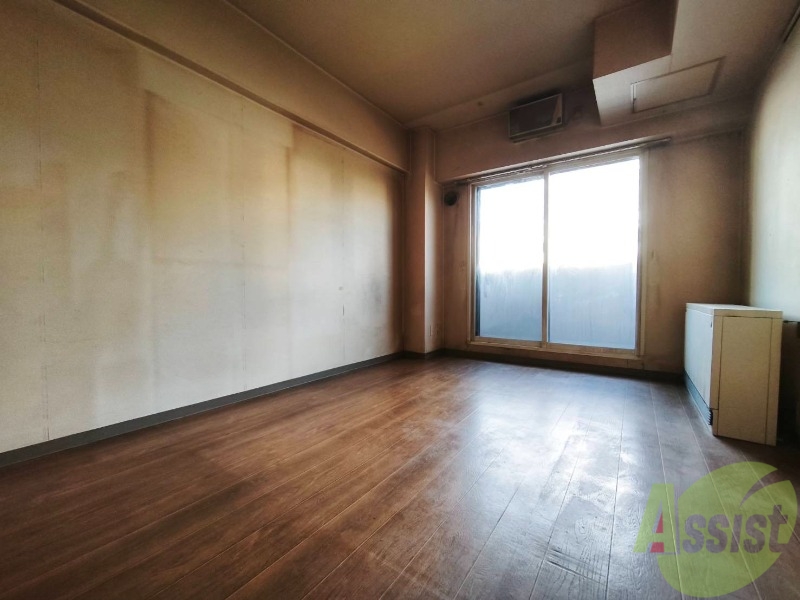 居室・リビング　１０．５帖の洋室です。広々として、きれいですね。