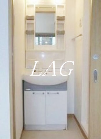 洗面設備　独立洗面台になります。