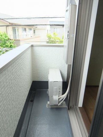 バルコニー　シャッター付の窓あります