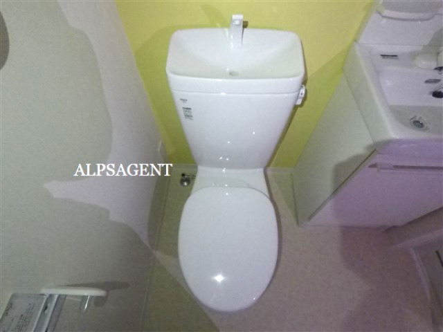 トイレ　黄色い壁紙のトイレ