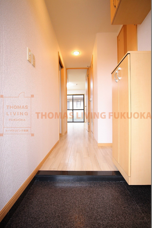 玄関　明るく開放的。