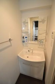 洗面設備　明るい洗面所です