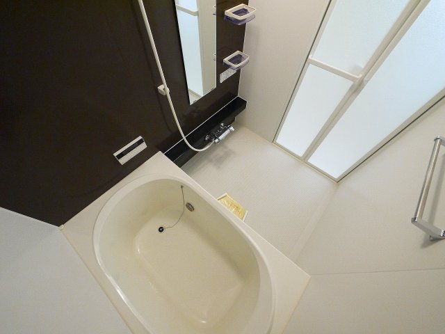 バス・シャワールーム　肩までゆっくり浸かって頂ける追い炊き機能つきの浴槽です。