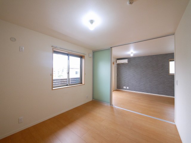 その他部屋・スペース　明るい洋室です。大きな家具も配置し易いですね。