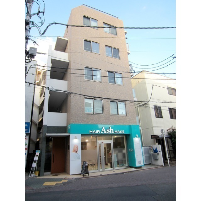 建物外観　ゴミ置場は建物向かって右側（当日出し）