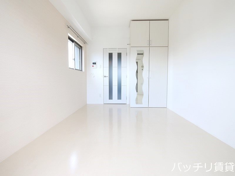 居室・リビング　別号室写真の為現況を優先致します。