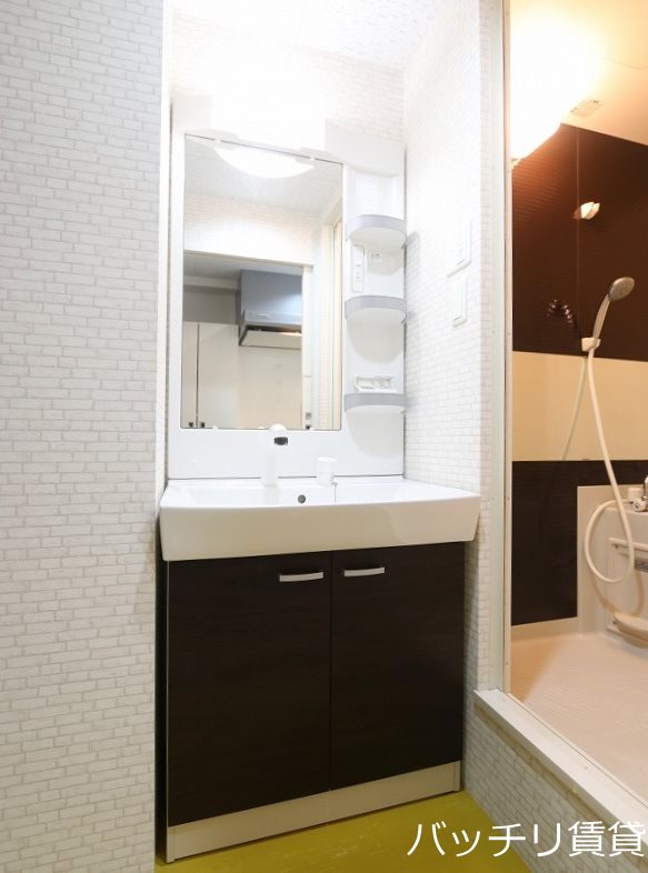 洗面設備　別号室写真の為現況を優先致します。