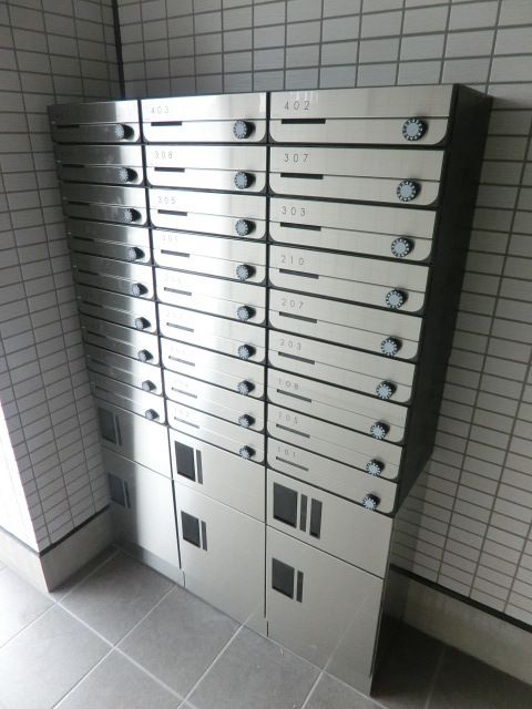 エントランス　不在時に便利な宅配ボックス、メールボックスもございます