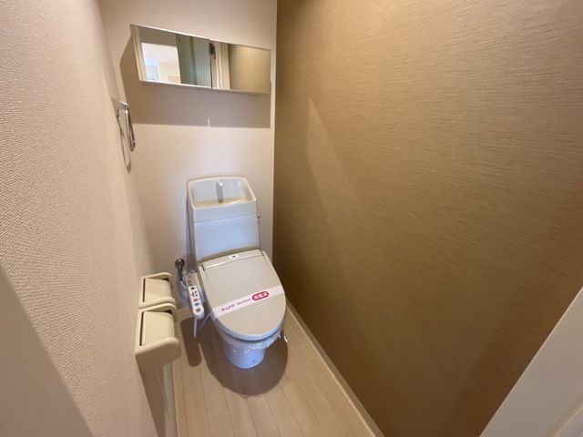 トイレ　嬉しい温水洗浄便座付きです♪