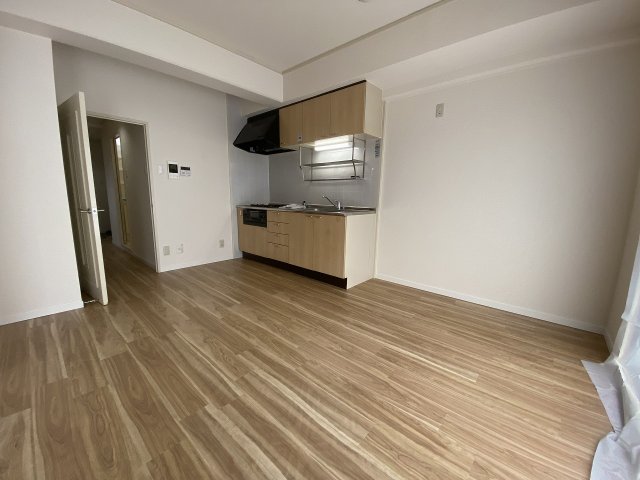 居室・リビング　床色が明るい色合いでとても綺麗です