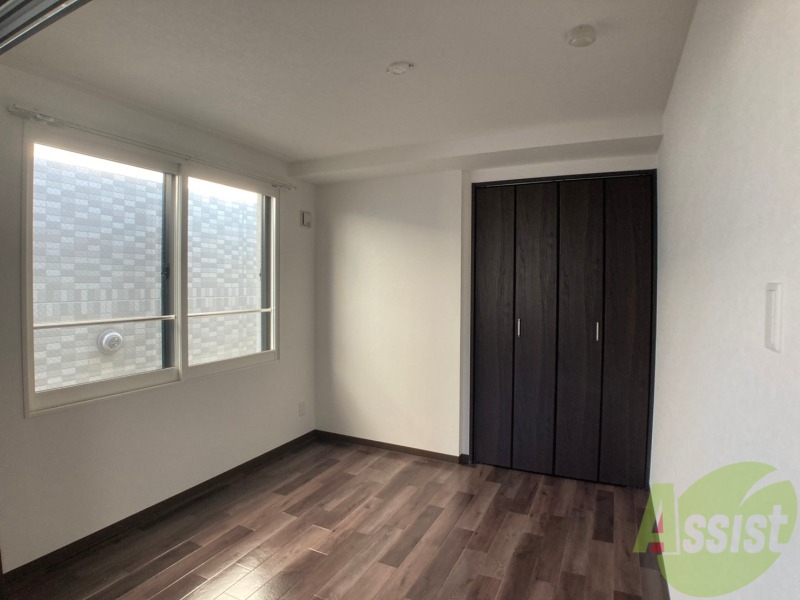 その他部屋・スペース　５帖の洋室です。広々として、きれいですね。