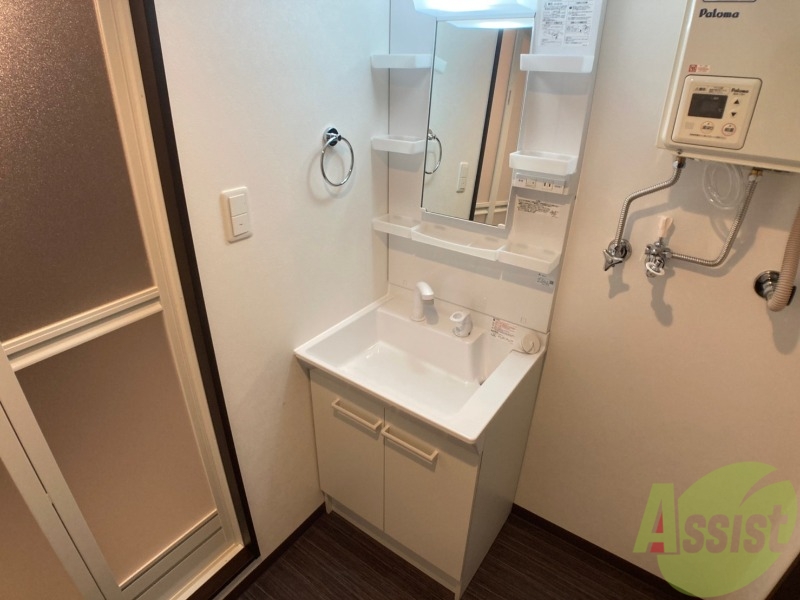 洗面設備　シャンプードレッサー。身支度はここでばっちりですね。