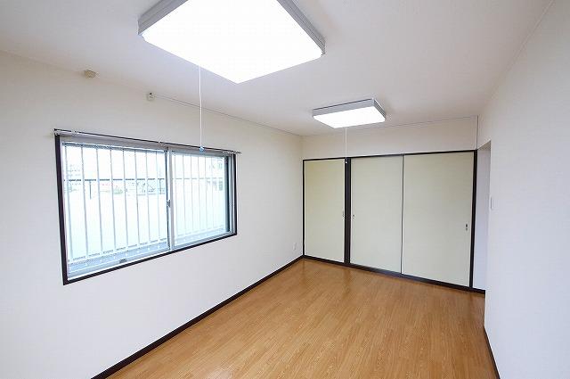 その他部屋・スペース　広くて明るい寝室