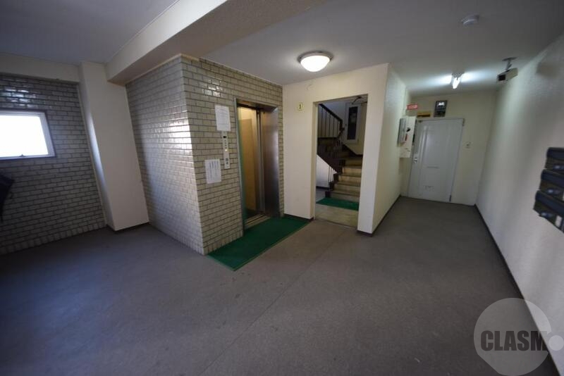 エントランス　エレベーターがあるので、荷物の多い時でも安心です