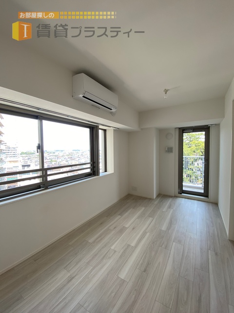 居室・リビング　２面採光の明るいリビングです