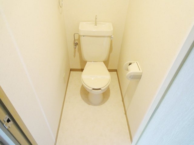 トイレ　別号室写真です。