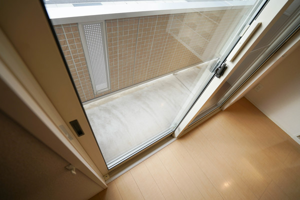 バルコニー　同じ建物の別のお部屋