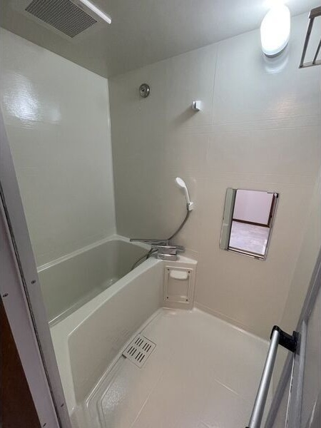 バス・シャワールーム　※写真は同じマンションの違う部屋のものになります。
