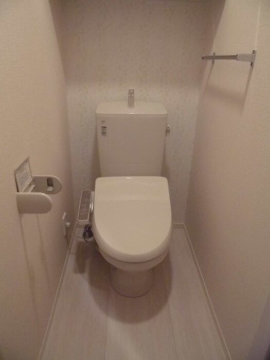トイレ　温水洗浄便座です。
