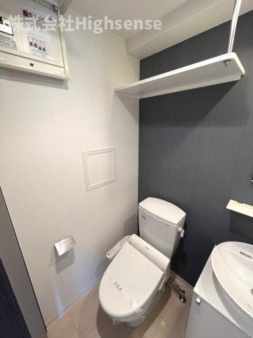 トイレ　落ち着いた色調のトイレです