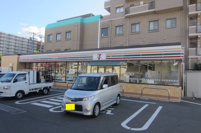 コンビニ　セブンイレブン 泉佐野羽倉崎駅前店（コンビニ）まで702m